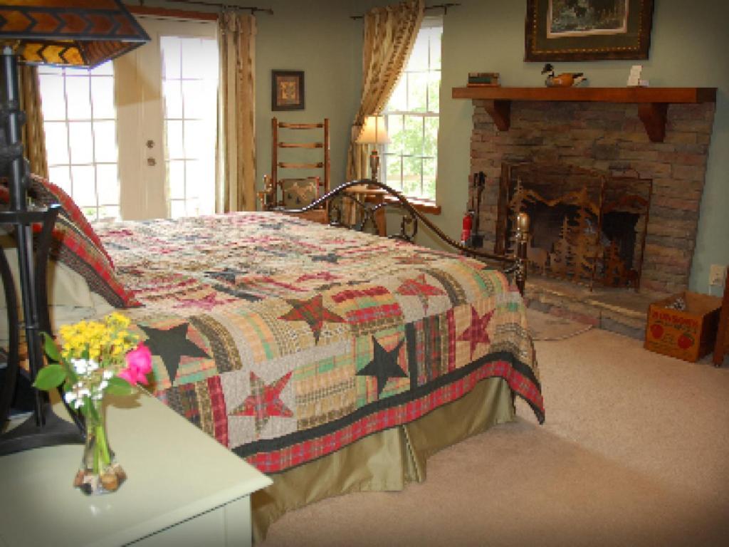 Long Mountain Lodge Bed & Breakfast Dahlonega Room photo